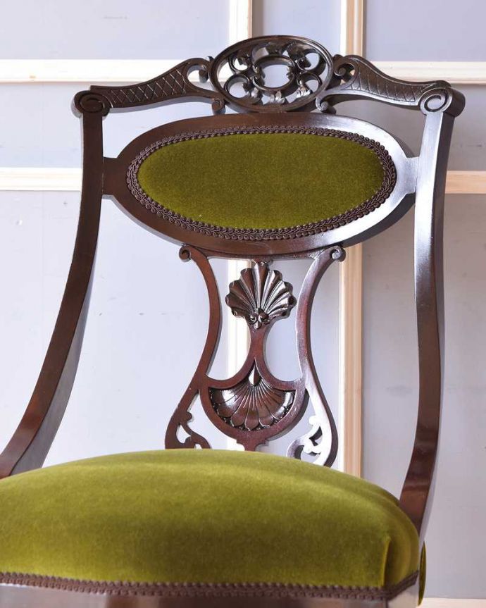 ダイニングチェア　アンティーク チェア　英国輸入の豪華な美しい椅子、贅沢なアンティークサイドチェア(サロンチェア) 。アンティークらしい背もたれの装飾上質な雰囲気を漂わせる細かい彫。(q-303-c)