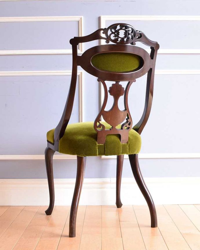 ダイニングチェア　アンティーク チェア　英国輸入の豪華な美しい椅子、贅沢なアンティークサイドチェア(サロンチェア) 。後ろ姿にも自信アリ並べた時に後ろから見ることも多い椅子。(q-303-c)