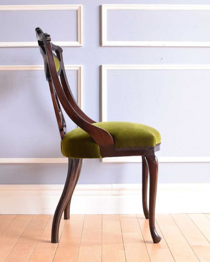 ダイニングチェア　アンティーク チェア　英国輸入の豪華な美しい椅子、贅沢なアンティークサイドチェア(サロンチェア) 。横から見ても優雅な立ち姿背もたれがカーブしているので楽です。(q-303-c)