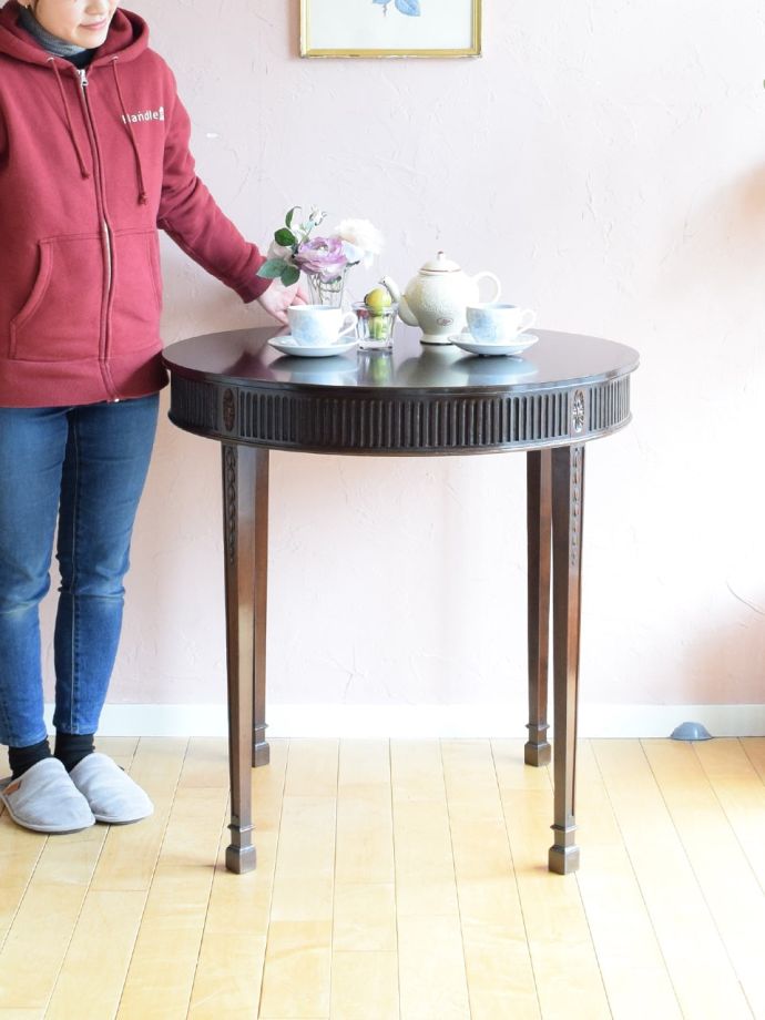 英国から届いたアンティークのテーブル、マホガニーの杢目が美しい丸い形のオケージョナルテーブル