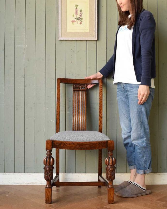 ダイニングチェア　アンティーク チェア　脚はバルボスレッグ、背もたれはお花の彫刻が美しいアンティークオークチェア。英国の伝統が受け継がれるバルボスレッグの椅子流行を追わない美しいバルボスレッグが英国らしい重厚な雰囲気を作り上げてくれるオーク材のダイニングチェア。(q-304-c)