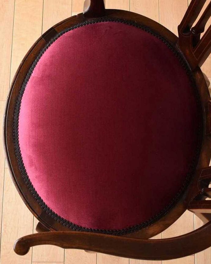 ダイニングチェア　アンティーク チェア　象嵌が入った貴重な英国アンティーク、美しい背もたれのアームチェア。座面を上から見るとこんな感じ座面は布貼りなので、長時間座っても疲れません。(q-306-c)