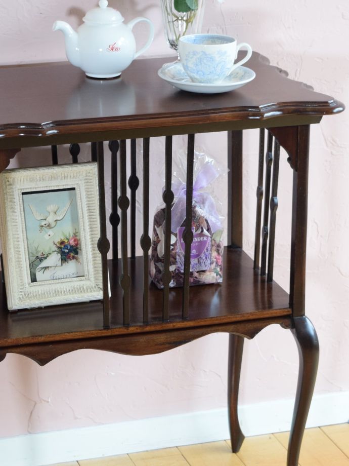 マホガニー材の美しいアンティークテーブル、猫足のサイドテーブル