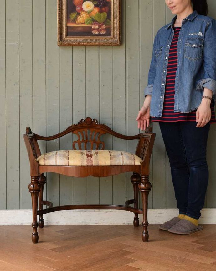布座面　アンティーク チェア　英国輸入のアンティークの椅子、華やかな装飾の美しいアンティークスツール。英国スタイルの気品溢れるスツール持ち運びが出来るスツールなのに、とてもこだわった造り。(q-308-c)
