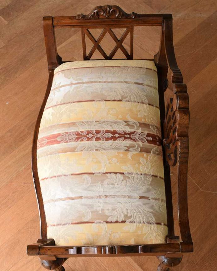 布座面　アンティーク チェア　英国輸入のアンティークの椅子、華やかな装飾の美しいアンティークスツール。座面を見てみると･･･修復の際、座面は新しく張り替えたのでキレイです。(q-308-c)