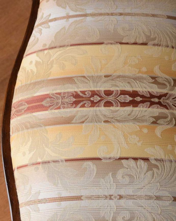 布座面　アンティーク チェア　英国輸入のアンティークの椅子、華やかな装飾の美しいアンティークスツール。生地のセレクトもこだわりました優雅なスツールの雰囲気がそのままになるよう、生地のセレクトにはこだわりました。(q-308-c)