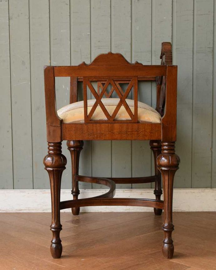 布座面　アンティーク チェア　英国輸入のアンティークの椅子、華やかな装飾の美しいアンティークスツール。横から見ても美しいどの角度から見ても英国らしい雰囲気はそのまま。(q-308-c)