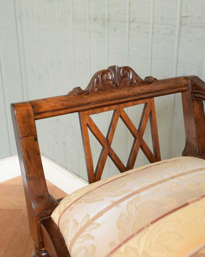布座面　アンティーク チェア　英国輸入のアンティークの椅子、華やかな装飾の美しいアンティークスツール。まるで家具のように美しい彫り贅沢に施された彫りは、高級感漂う英国アンティークらしさ。(q-308-c)