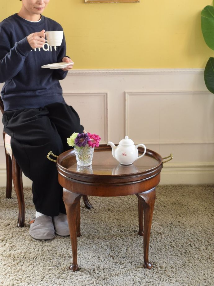 イギリスのアンティークのテーブル、丸い形のトレイ付きコーヒー