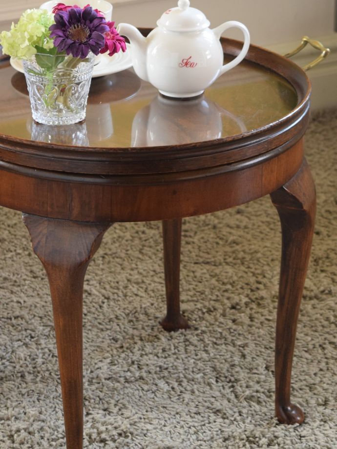 イギリスのアンティークのテーブル、丸い形のトレイ付きコーヒー 