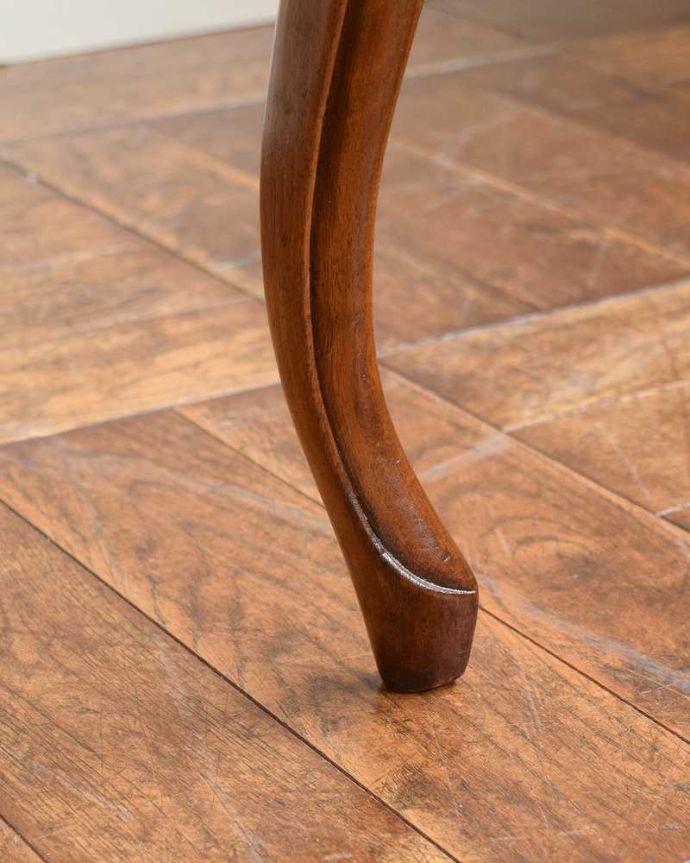 サロンチェア　アンティーク チェア　シルエットが美しいウォルナット材の英国アンティークバルーンバックチェア。床を滑らせて移動出来ますHandleではアンティークチェアの脚の裏にフェルトキーパーをお付けしています。(q-309-c)