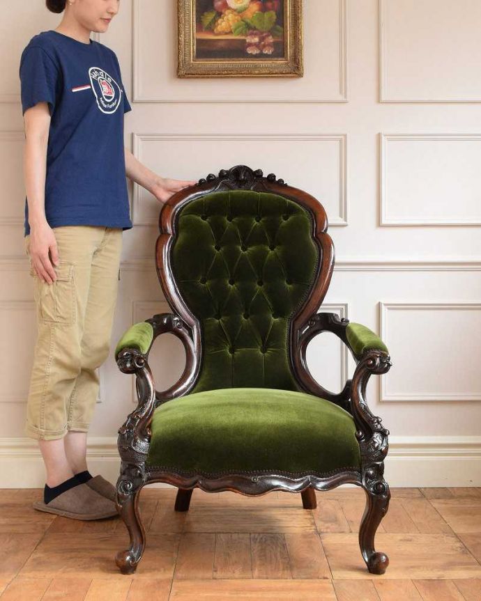 1Pソファ(ラウンジチェア)　アンティーク チェア　1890年代のアンティーク椅子、優雅な時間が過ごせるイギリスのイージーチェア（サロンチェア）。上品な雰囲気が漂うチェア。(q-314-c)