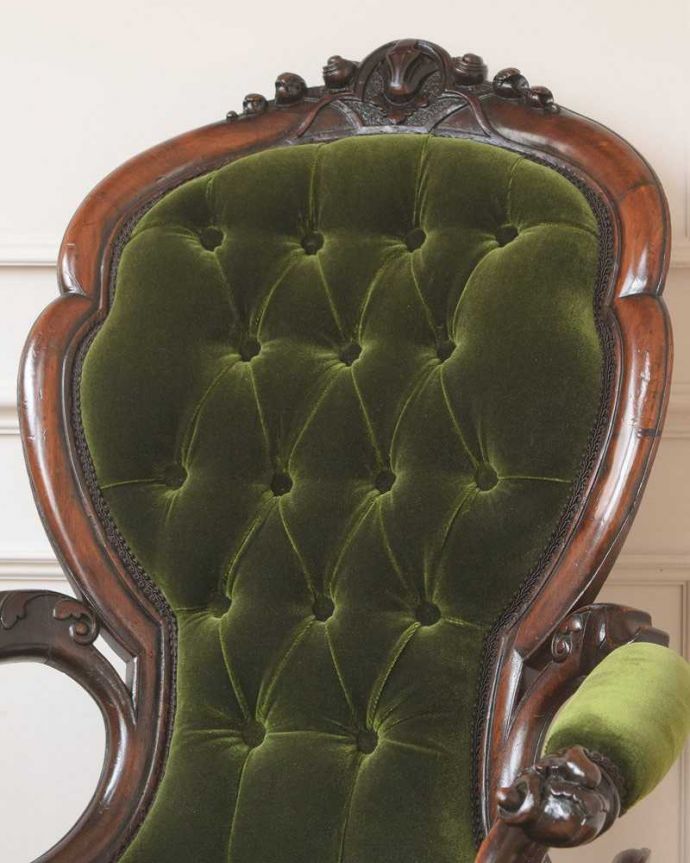 1Pソファ(ラウンジチェア)　アンティーク チェア　1890年代のアンティーク椅子、優雅な時間が過ごせるイギリスのイージーチェア（サロンチェア）。贅沢な美しさはアンティークの証現代の技術では再現出来ないほど凝った造りの椅子はアンティークだから手に入れることが出来る一脚です。(q-314-c)