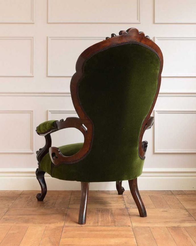 1Pソファ(ラウンジチェア)　アンティーク チェア　1890年代のアンティーク椅子、優雅な時間が過ごせるイギリスのイージーチェア（サロンチェア）。後ろ姿も上品です並べた時に後ろから見ることも多い椅子。(q-314-c)