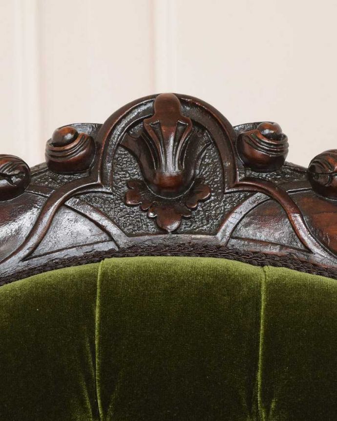 1Pソファ(ラウンジチェア)　アンティーク チェア　1890年代のアンティーク椅子、優雅な時間が過ごせるイギリスのイージーチェア（サロンチェア）。うっとりするほど細かい細工まだ機械の発達していない時代に、手作業で作られた細かい細工。(q-314-c)