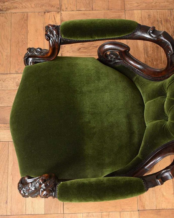 1Pソファ(ラウンジチェア)　アンティーク チェア　1890年代のアンティーク椅子、優雅な時間が過ごせるイギリスのイージーチェア（サロンチェア）。大切な自分だけの時間に座面がゆったりと広め。(q-314-c)