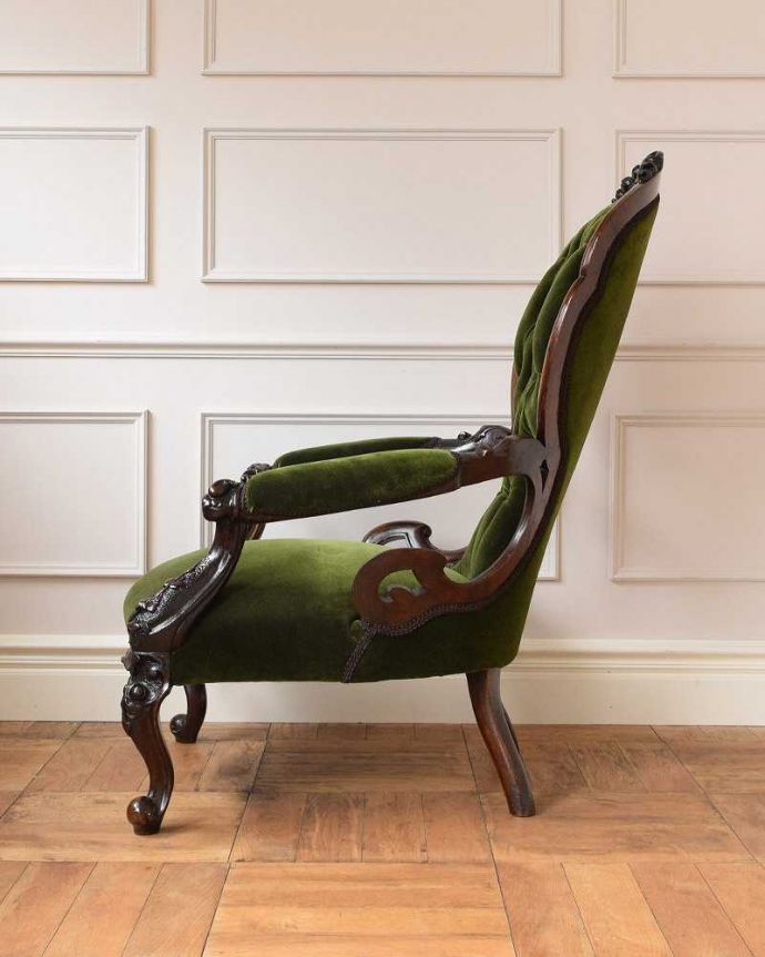 1Pソファ(ラウンジチェア)　アンティーク チェア　1890年代のアンティーク椅子、優雅な時間が過ごせるイギリスのイージーチェア（サロンチェア）。横から見ても優雅な立ち姿授乳のために作られた椅子は、座面が低く背もたれの角度もゆったり。(q-314-c)