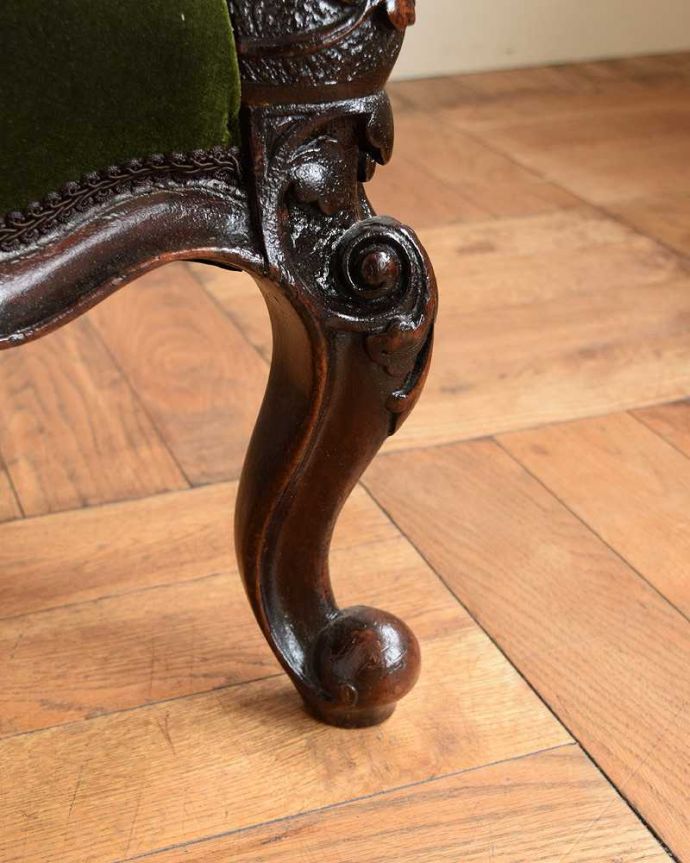 1Pソファ(ラウンジチェア)　アンティーク チェア　1890年代のアンティーク椅子、優雅な時間が過ごせるイギリスのイージーチェア（サロンチェア）。床を滑らせて移動出来ますHandleではアンティークチェアの脚の裏にフェルトキーパーをお付けしています。(q-314-c)
