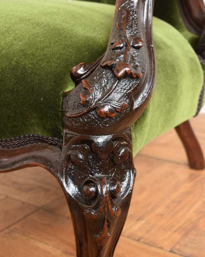 1Pソファ(ラウンジチェア)　アンティーク チェア　1890年代のアンティーク椅子、優雅な時間が過ごせるイギリスのイージーチェア（サロンチェア）。いろんな場所にこだわり彫のデザインもいろいろです。(q-314-c)