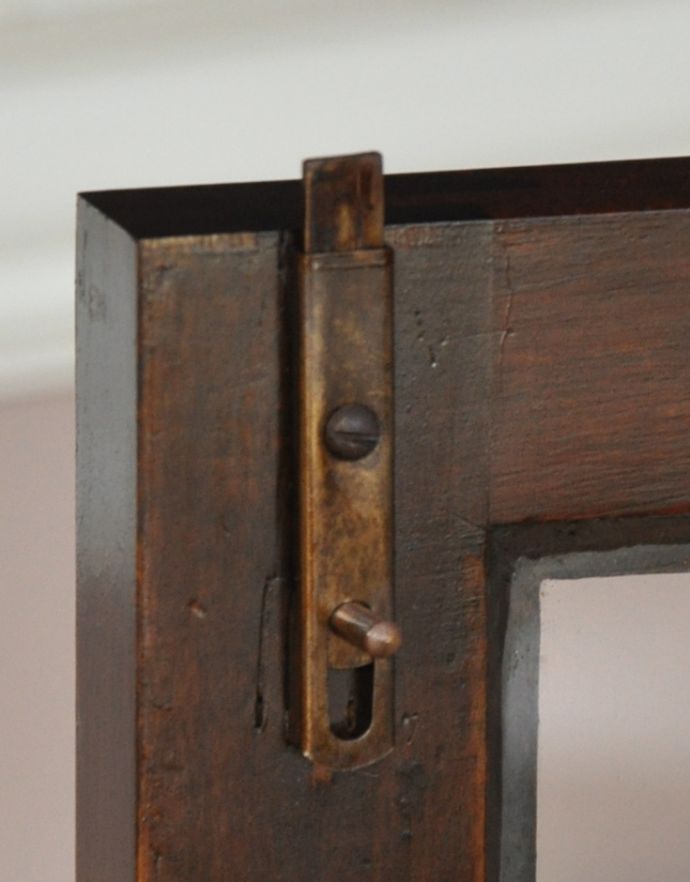アンティークのキャビネット　アンティーク家具　英国インテリアらしいアンティーク家具のガラスキャビネット。扉を留めるためのストッパーも当時のものです。(q-314-f)