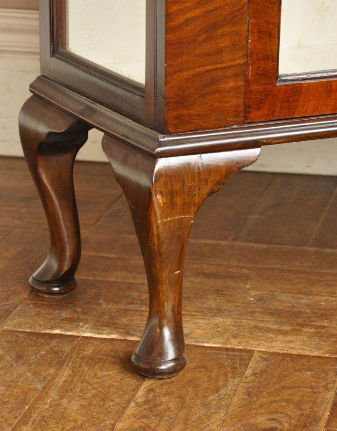 アンティークのキャビネット　アンティーク家具　英国インテリアらしいアンティーク家具のガラスキャビネット。美しい猫脚がしっかり支えてくれます。(q-314-f)