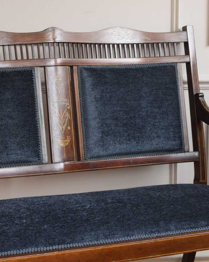 セティ・ソファ・ベンチ　アンティーク チェア　イギリスの優雅なアンティークチェア、背もたれの象嵌がとても美しいセティ。どこを切り取っても美しいシルエットアンティークの椅子らしい高級感が溢れるフォルム。(q-315-c)