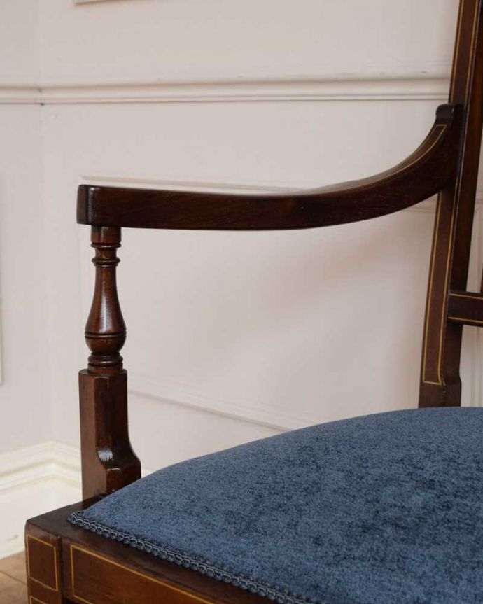 セティ・ソファ・ベンチ　アンティーク チェア　イギリスの優雅なアンティークチェア、背もたれの象嵌がとても美しいセティ。デザインされたアーム部分肘を掛けれるようにデザインされたアームの形まで優雅なんです。(q-315-c)
