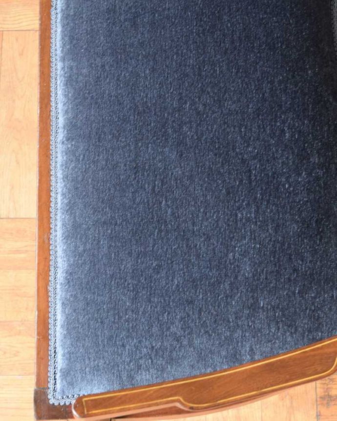 セティ・ソファ・ベンチ　アンティーク チェア　イギリスの優雅なアンティークチェア、背もたれの象嵌がとても美しいセティ。生地のセレクトもこだわりました優雅なセティの雰囲気そのままに、一番似合う貼り座をじっくり選びました。(q-315-c)