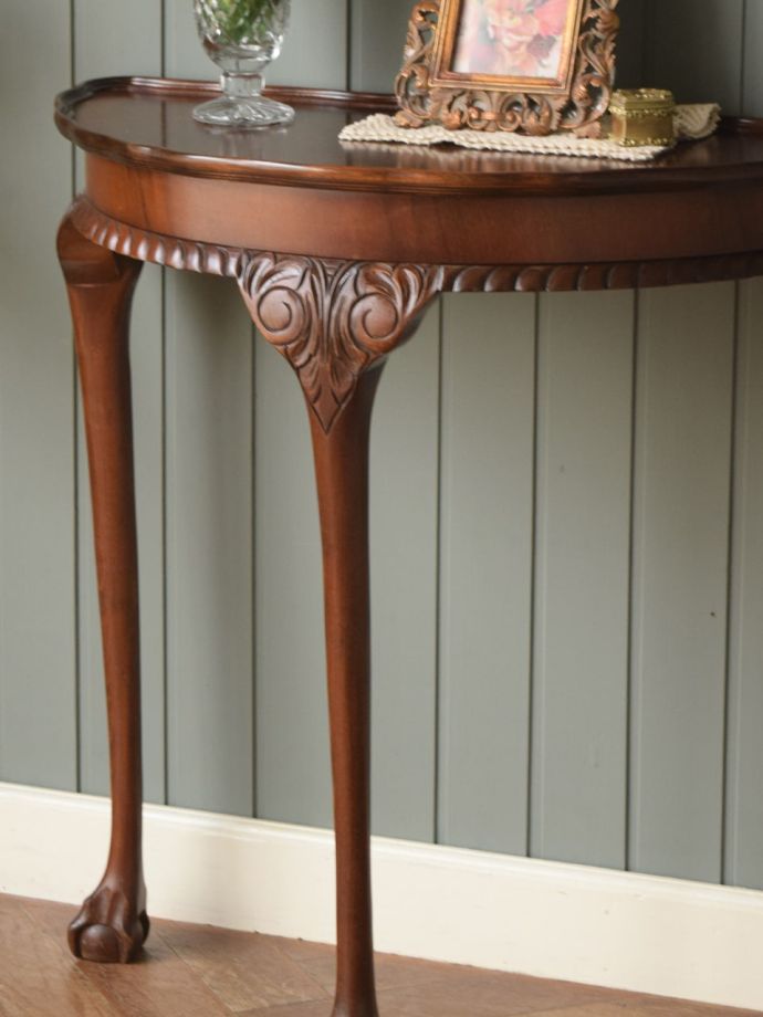 英国から届いたおしゃれなアンティーク飾り台、ハーフムーン型の美しいコンソールテーブル