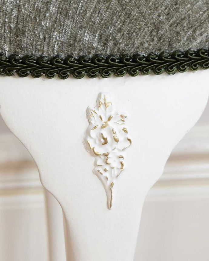 スツール・オットマン　アンティーク チェア　フランスで見つけた華やかなアンティークホワイトスツール。フランスらしい彫りフランスらしさの象徴とも言える、優雅な彫りの装飾。(q-319-c)