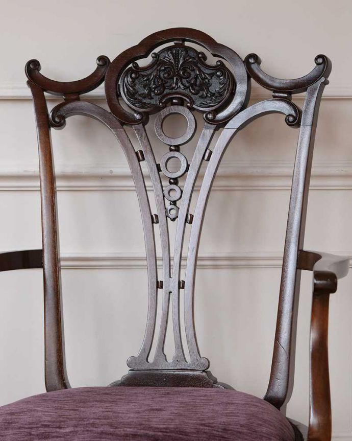 サロンチェア　アンティーク チェア　英国で出会った優雅なアンティークの椅子、ゆったりと座ることができるサロンアームチェア。美しさの極みを堪能して下さい高級材で描かれた美しく柔らかなフォルム。(q-321-c)
