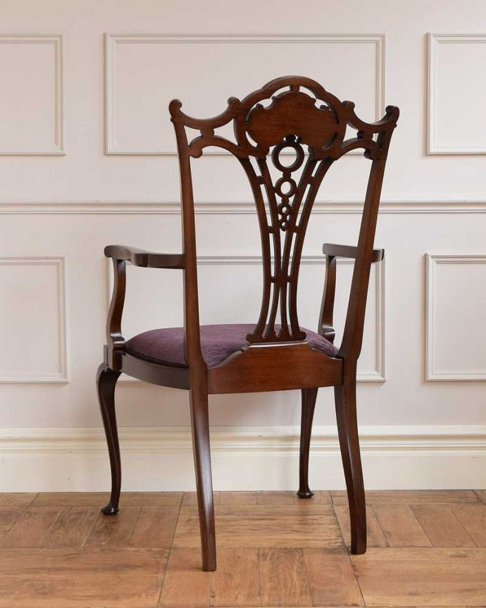 英国で出会った優雅なアンティークの椅子、ゆったりと座ることができるサロンアームチェア