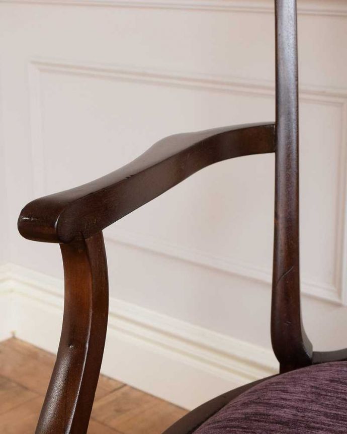 サロンチェア　アンティーク チェア　英国で出会った優雅なアンティークの椅子、ゆったりと座ることができるサロンアームチェア。アーム部分にも注目肘を掛けておけるアームチェアは座ったときにやっぱりラク。(q-321-c)