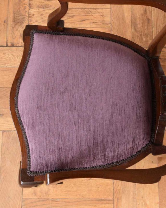 サロンチェア　アンティーク チェア　英国で出会った優雅なアンティークの椅子、ゆったりと座ることができるサロンアームチェア。座面を上から見るとこんな感じ座面は布貼りなので、長時間座っても疲れません。(q-321-c)