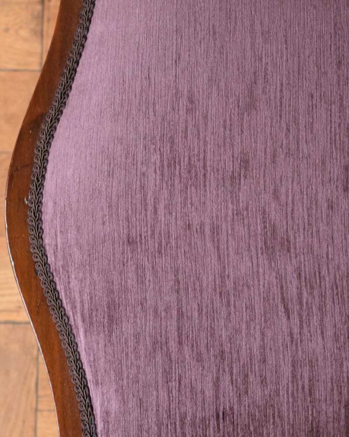 サロンチェア　アンティーク チェア　英国で出会った優雅なアンティークの椅子、ゆったりと座ることができるサロンアームチェア。生地選びにもこだわりました気品高い大人のパープル色の生地を選んで張り替えました。(q-321-c)