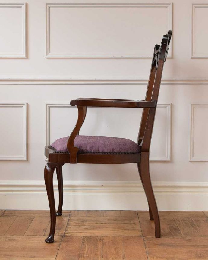 サロンチェア　アンティーク チェア　英国で出会った優雅なアンティークの椅子、ゆったりと座ることができるサロンアームチェア。横から見ても優雅な立ち姿もちろん、横から見た姿も優雅で美しいんです。(q-321-c)