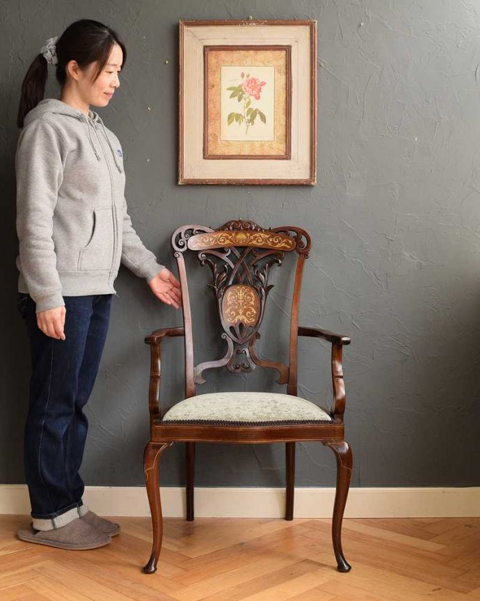 サロンチェア　アンティーク チェア　繊細な象嵌が優雅な英国輸入アンティーク椅子、脚先まで美しいアームチェア。「見る」だけで幸せになるアンティークの椅子最高級のアンティークチェアは、座って使う楽しみ以外に目で見て楽しめます。(q-323-c)