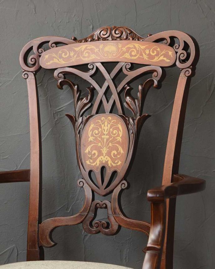 サロンチェア　アンティーク チェア　繊細な象嵌が優雅な英国輸入アンティーク椅子、脚先まで美しいアームチェア。美しさの極みを堪能して下さい高級材で描かれた美しく柔らかなフォルム。(q-323-c)