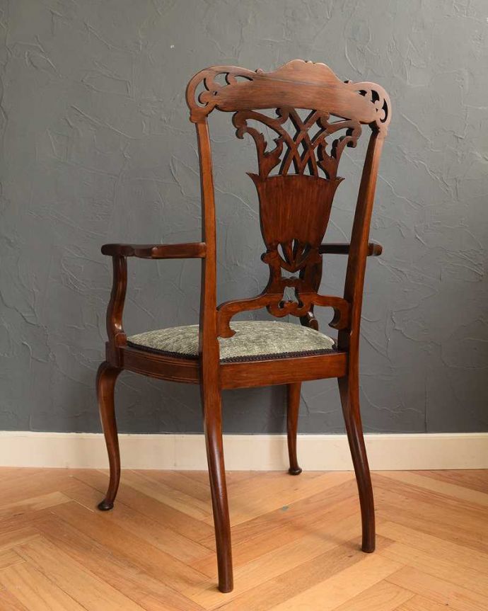 サロンチェア　アンティーク チェア　繊細な象嵌が優雅な英国輸入アンティーク椅子、脚先まで美しいアームチェア。後ろ姿も上品です並べた時に後ろから見ることも多い椅子。(q-323-c)