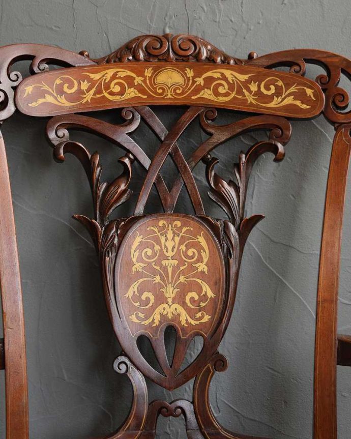 サロンチェア　アンティーク チェア　繊細な象嵌が優雅な英国輸入アンティーク椅子、脚先まで美しいアームチェア。華やかな象嵌の模様木を組み合わせることで作る象嵌で描かれた模様。(q-323-c)