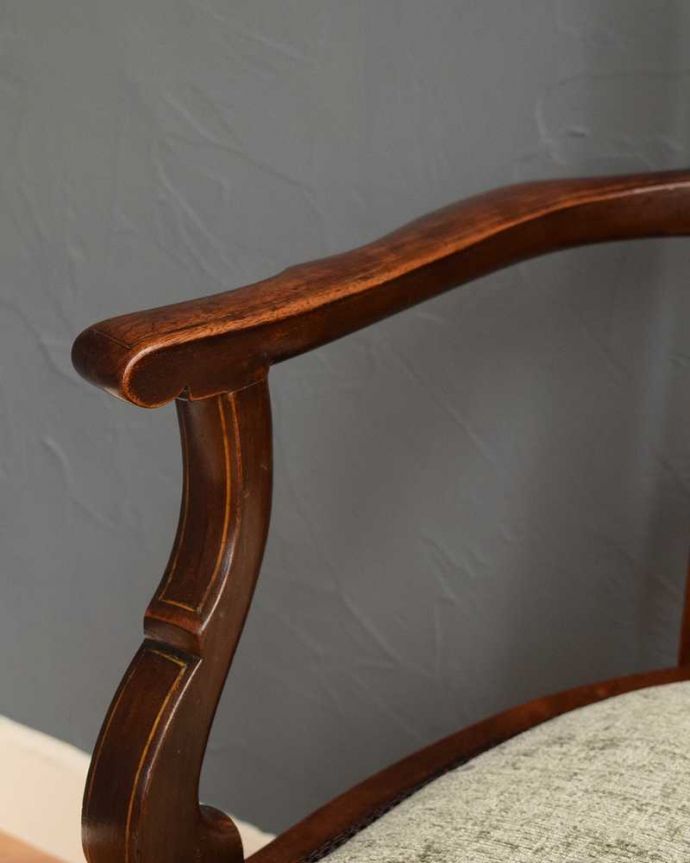 サロンチェア　アンティーク チェア　繊細な象嵌が優雅な英国輸入アンティーク椅子、脚先まで美しいアームチェア。アーム部分にも注目肘を掛けておけるアームチェアは座ったときにやっぱりラク。(q-323-c)