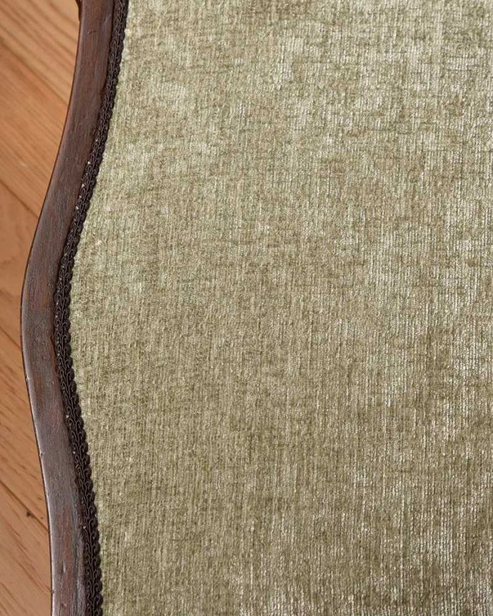 サロンチェア　アンティーク チェア　繊細な象嵌が優雅な英国輸入アンティーク椅子、脚先まで美しいアームチェア。生地のセレクトにもこだわりました優雅なアンティークチェアの雰囲気をそのままに、一番似合う貼り座をじっくり選びました。(q-323-c)
