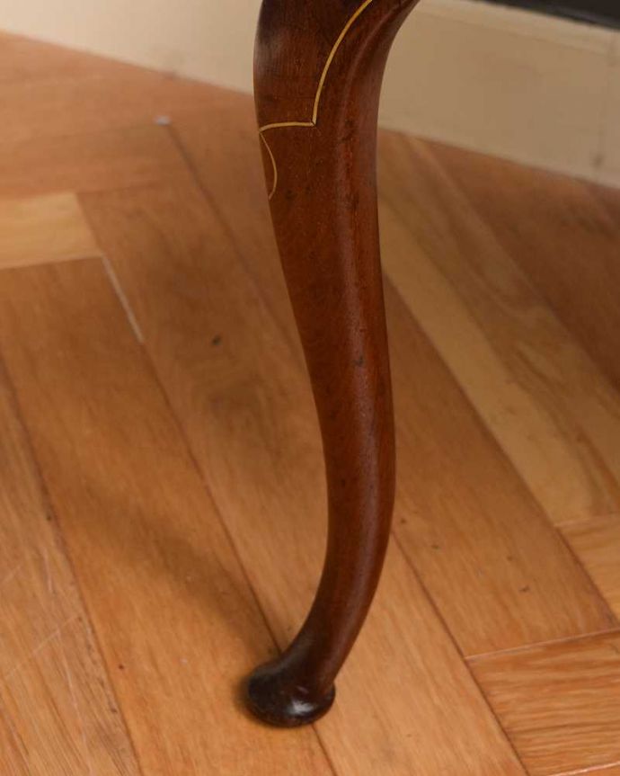サロンチェア　アンティーク チェア　繊細な象嵌が優雅な英国輸入アンティーク椅子、脚先まで美しいアームチェア。床を滑らせて移動出来ますHandleではアンティークチェアの脚の裏にフェルトキーパーをお付けしています。(q-323-c)