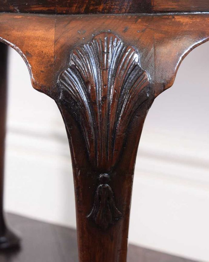 スツール・オットマン　アンティーク チェア　フランスから届いた脚の先まで美しいアンティークスツール。フランスらしい彫りフランスらしさの象徴とも言える、優雅な彫りの装飾。(q-324-c)