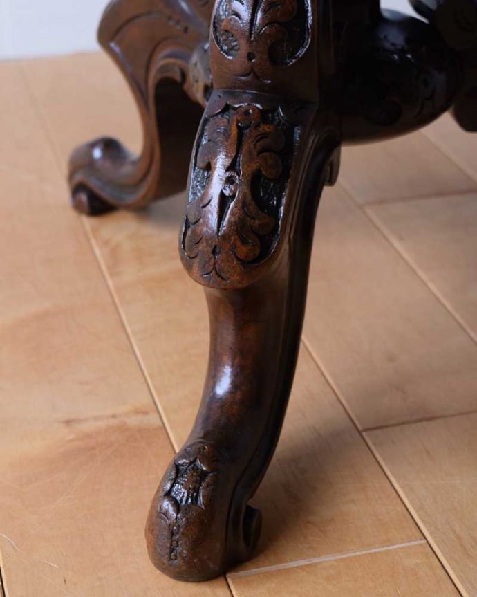 スツール・オットマン　アンティーク チェア　彫刻が美しい英国で見つけたアンティークスツール（ピアノスツール）。移動もラクラクHandleのアンティークチェアの脚の裏には、フェルトキーパーをお付けしています。(q-328-c)
