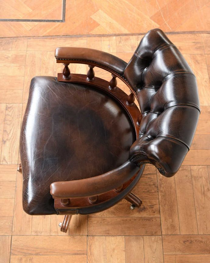 1Pソファ(ラウンジチェア)　アンティーク チェア　英国輸入のアンティークの回転椅子、カッコいいデスクチェア（リボルビングチェア）。贅沢な革張りチェスターフィールドらしい革張りの座面。(q-329-c)