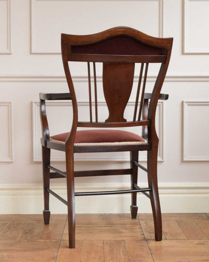 サロンチェア　アンティーク チェア　象嵌が入った貴重な英国アンティークチェア、高級感漂うアーム付きサロンチェア。後ろ姿も上品です並べた時に後ろから見ることも多い椅子。(q-330-c)