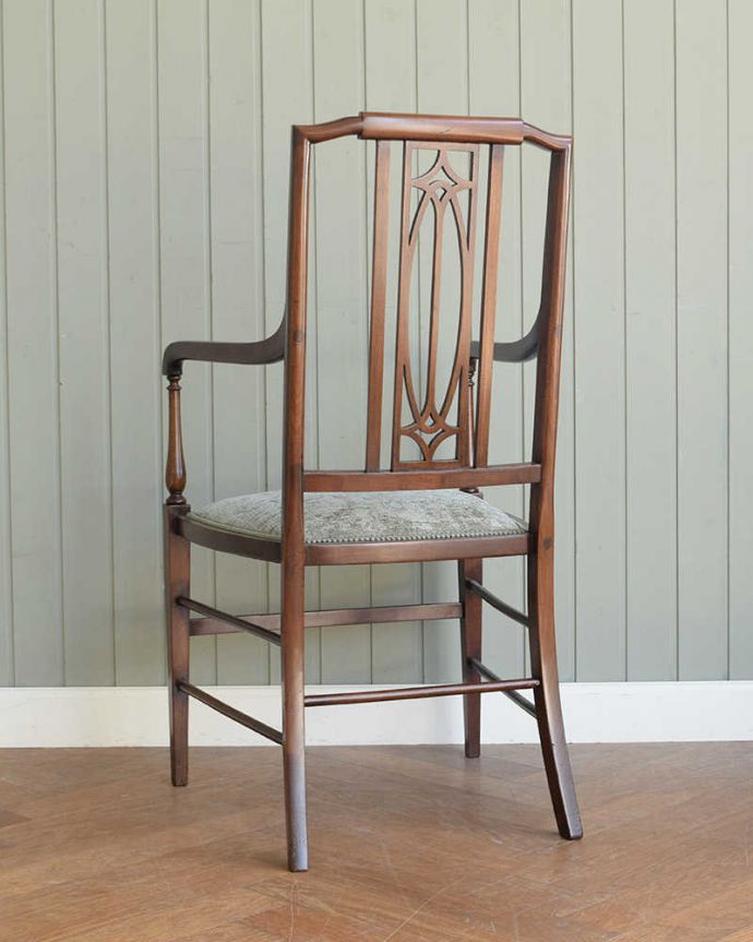 サロンチェア　アンティーク チェア　英国輸入のアンティークアームチェア、細身の姿が上品で優雅なサロンチェア。後ろ姿も上品です並べた時に後ろから見ることも多い椅子。(q-331-c)