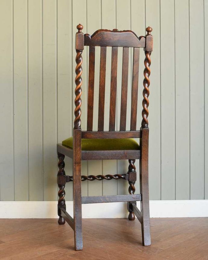 ダイニングチェア　アンティーク チェア　英国輸入のアンティーク椅子、ツイストラインが美しいオークチェア。後ろ姿にも自信アリ！並べた時に後ろから見ることも多い椅子。(q-332-c)