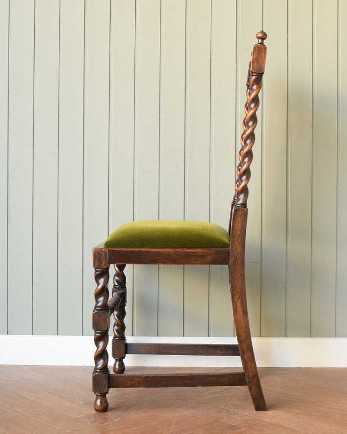 ダイニングチェア　アンティーク チェア　英国輸入のアンティーク椅子、ツイストラインが美しいオークチェア。横から見ても優雅な立ち姿背もたれがカーブしているので楽です。(q-332-c)